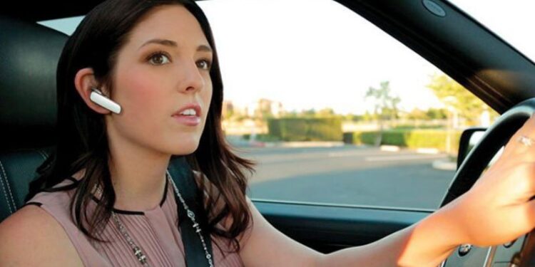 [Góc giải đáp] Chạy xe có được đeo tai nghe bluetooth hay không?