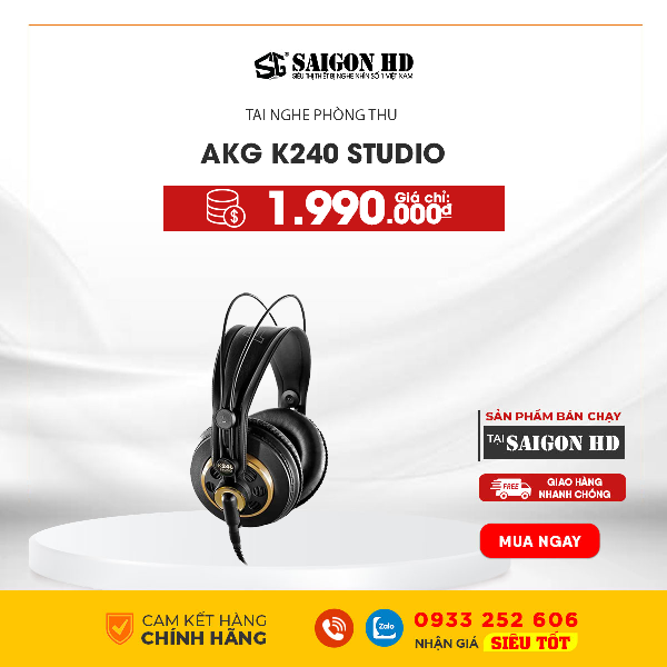 Người dùng trẻ đang nghe nhạc bằng tai nghe AKG ngoài trời