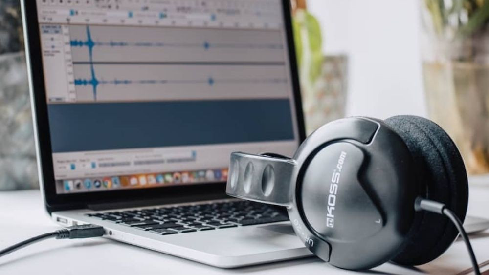 Kiểm tra tai nghe và vệ sinh jack kết nối