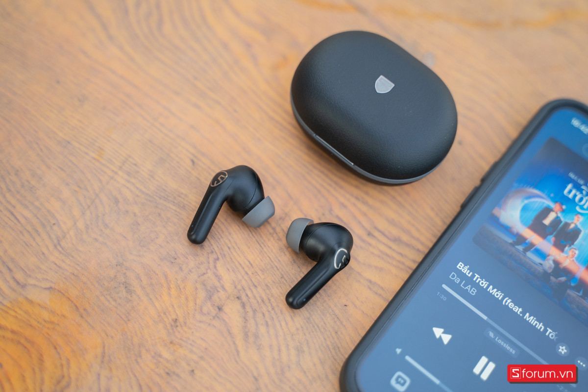 Trên tay hộp sạc và tai nghe SoundPeats T3 Pro nhỏ gọn