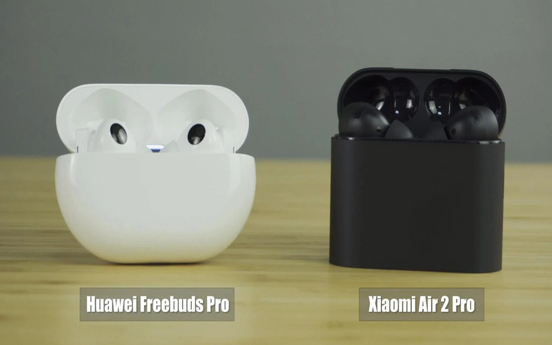 So sánh thiết kế Huawei Freebuds Pro (trái) và Xiaomi Air 2 Pro ANC (phải)