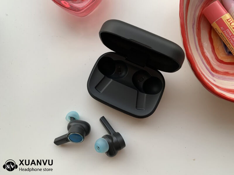 Cổng sạc và bản lề hộp sạc Beoplay EX được hoàn thiện tỉ mỉ