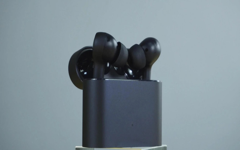 Cận cảnh vỏ hộp sạc của Xiaomi Air 2 Pro ANC