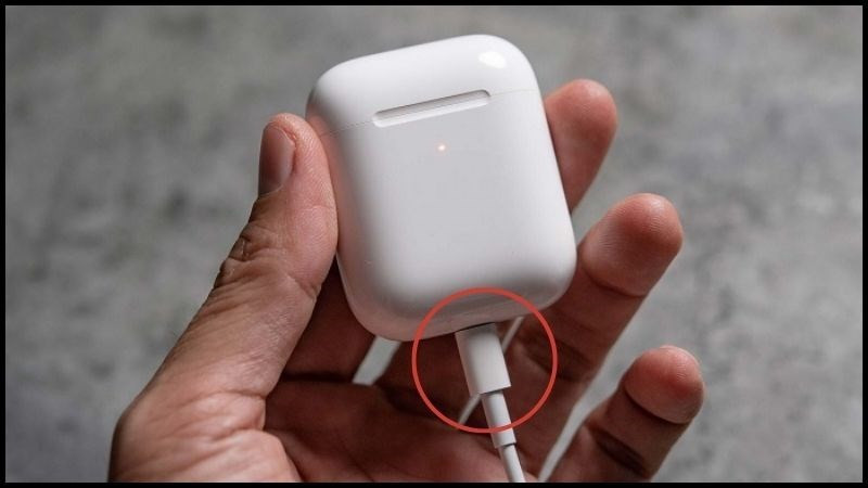 Khi tai nghe của bạn báo đã đầy pin, bạn cần rút sạc ngay