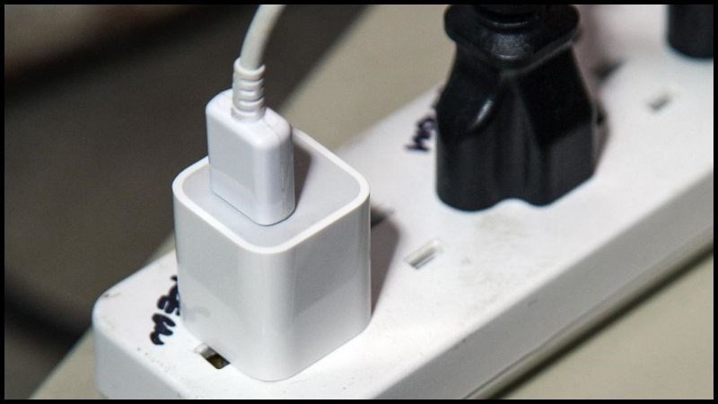 Bạn có thể sạc tai nghe Bluetooth bằng adapter sạc của điện thoại