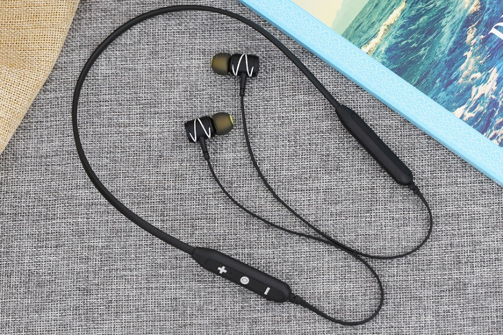 Kiểm tra kỹ ngoại quan cáp và nút bấm của tai nghe