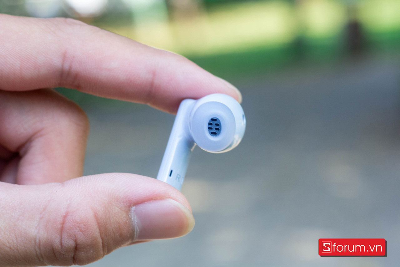 Thiết kế in-ear gọn nhẹ vừa vặn với khuôn tai