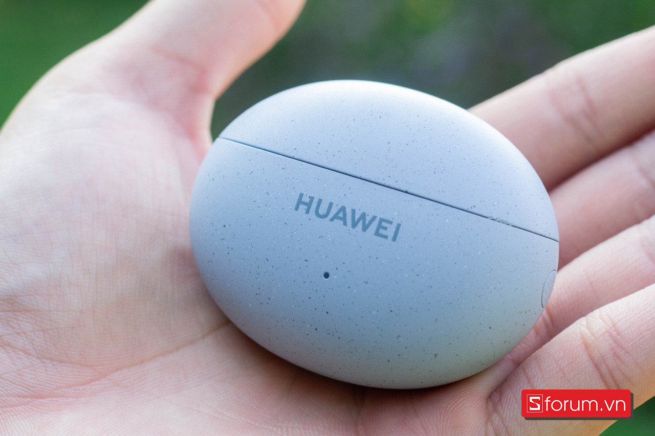 Hộp sạc Huawei FreeBuds 5i với thiết kế giống viên sỏi