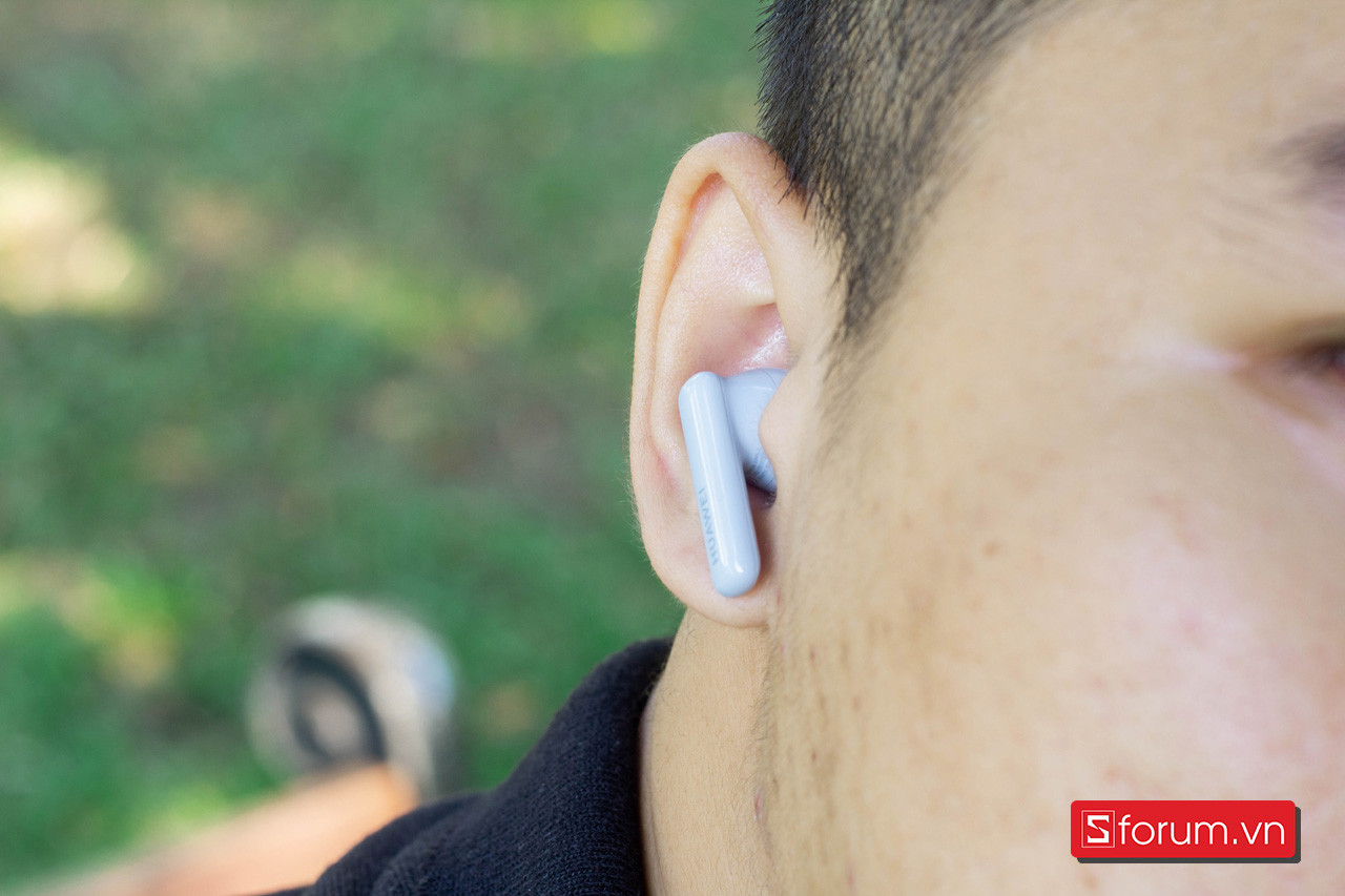 Cảm giác đeo Huawei FreeBuds 5i trên tai rất thoải mái