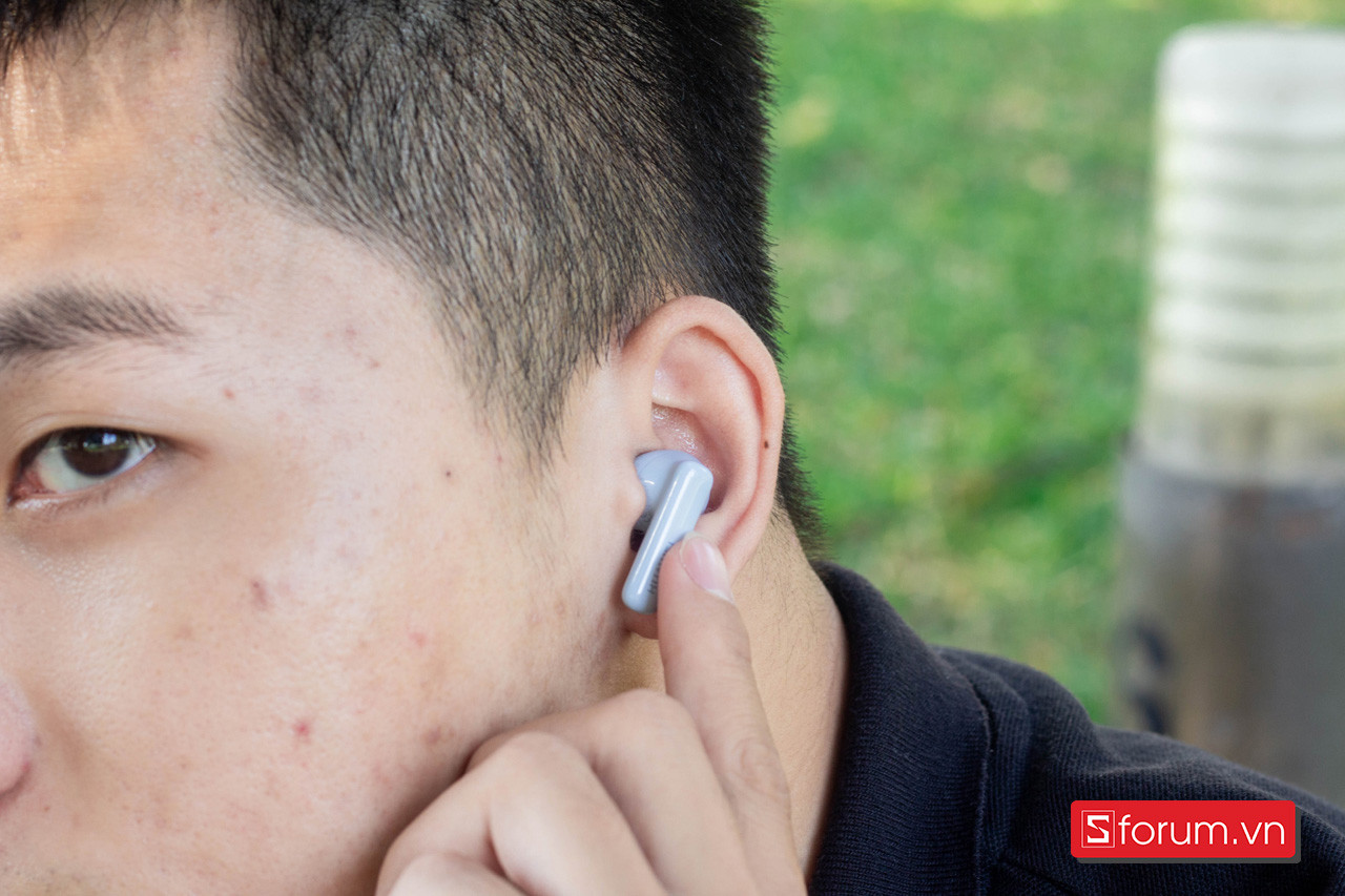 Thao tác vuốt chạm điều khiển trên thân tai nghe