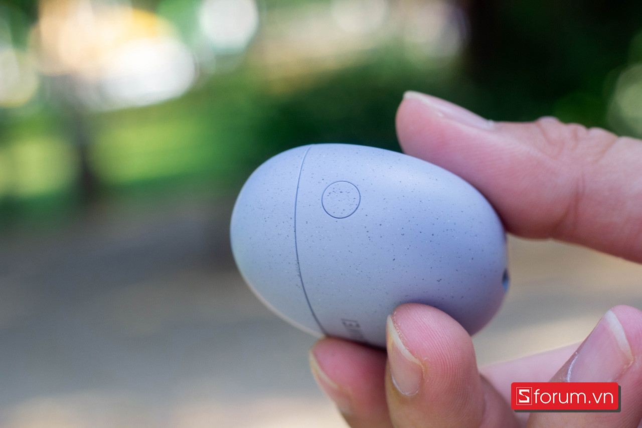 Cận cảnh mặt trước và logo Huawei trên hộp sạc