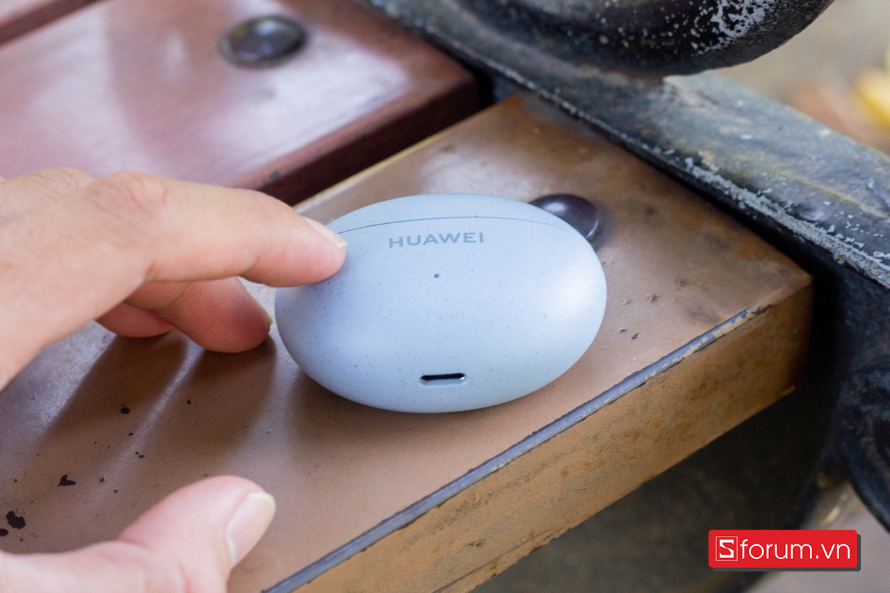 Mặt sau của hộp sạc tai nghe Huawei FreeBuds 5i