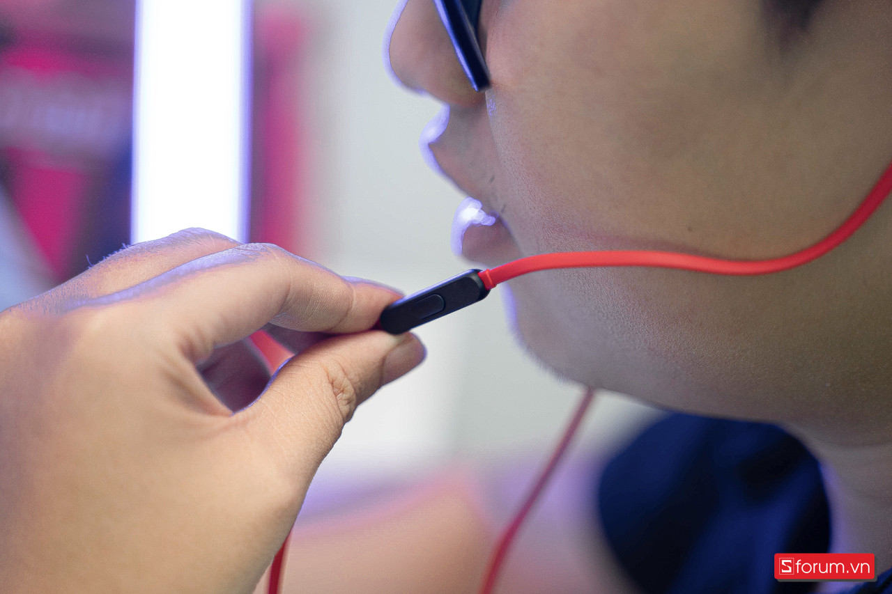 Micro tích hợp trên dây giúp đàm thoại rõ ràng