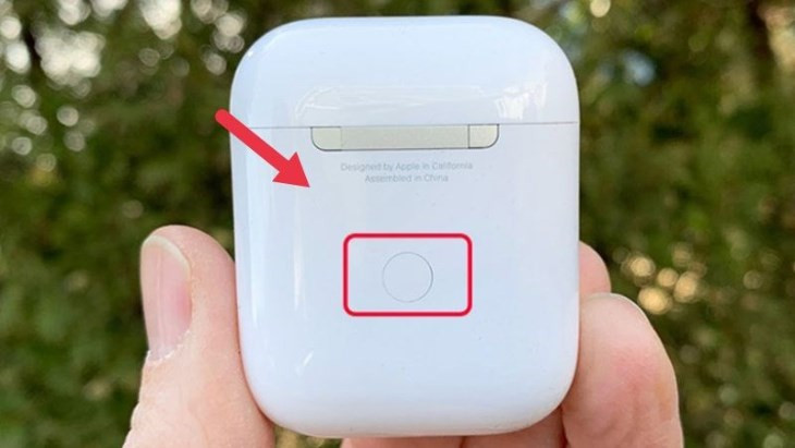 Nhấn giữ nút tròn phía sau hộp sạc AirPods khoảng 15 giây để reset