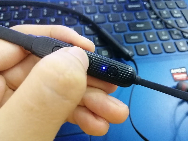 Khởi động tai nghe Bluetooth ở chế độ Pairing