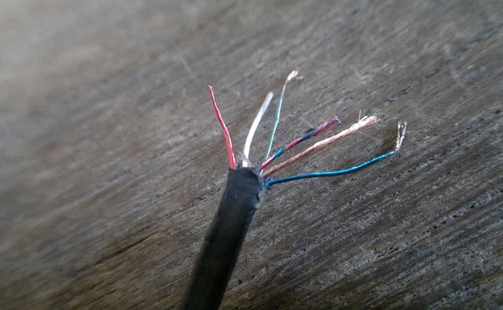 Tai nghe dễ bị đứt gãy và không tích hợp nhiều tính năng