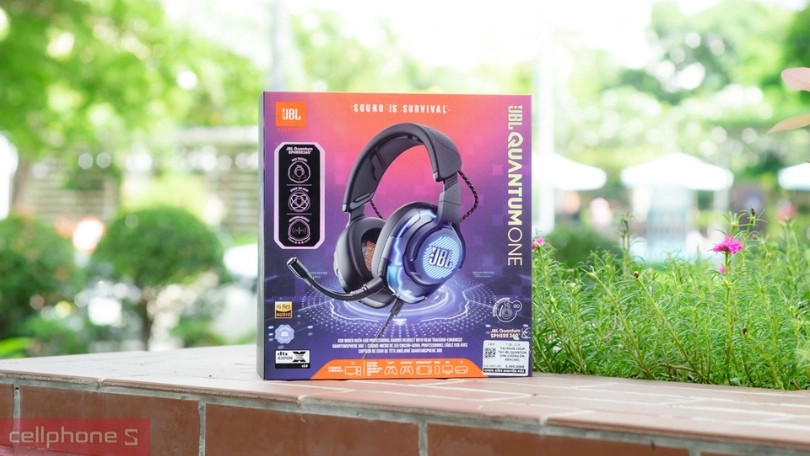 Tai nghe JBL với logo đặc trưng