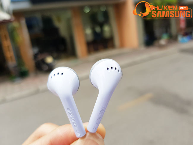 Cụm phím điều khiển và microphone tích hợp