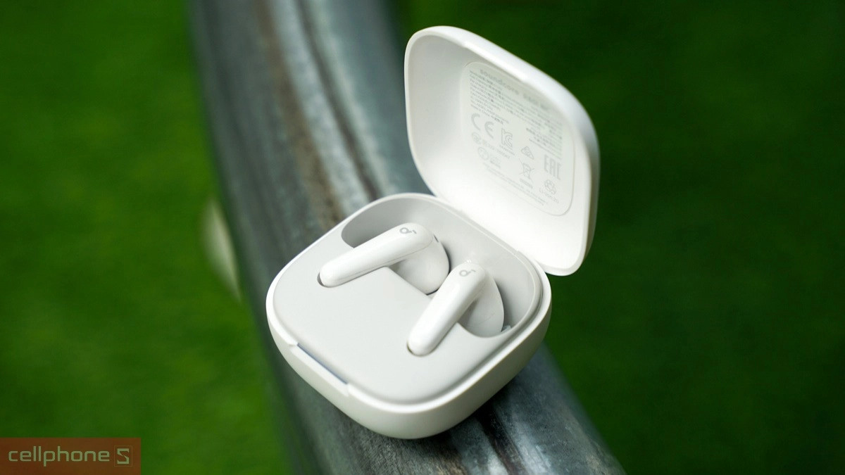 Cận cảnh thiết kế nhỏ gọn và tinh tế của tai nghe Anker Soundcore R50i NC