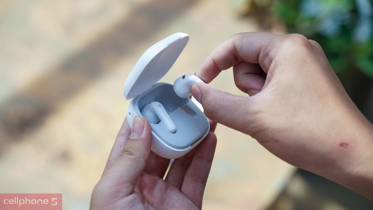 Chi tiết về thời lượng pin và hệ thống micro đàm thoại trên Anker Soundcore R50i NC