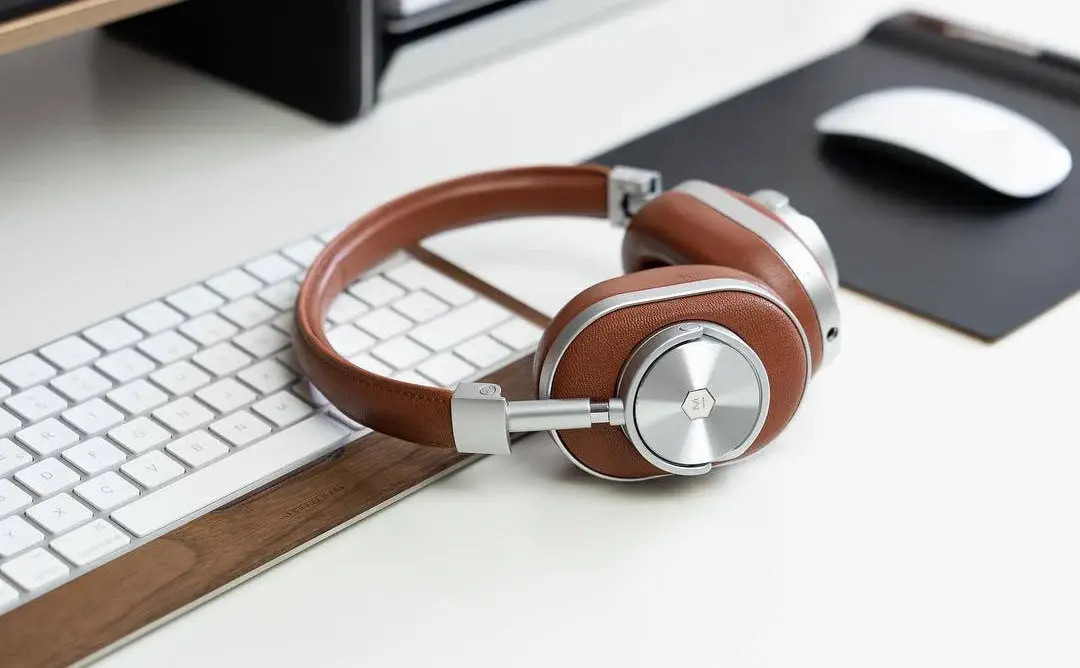 Tai nghe bám bẩn sau thời gian dài sử dụng cần được vệ sinh ngay