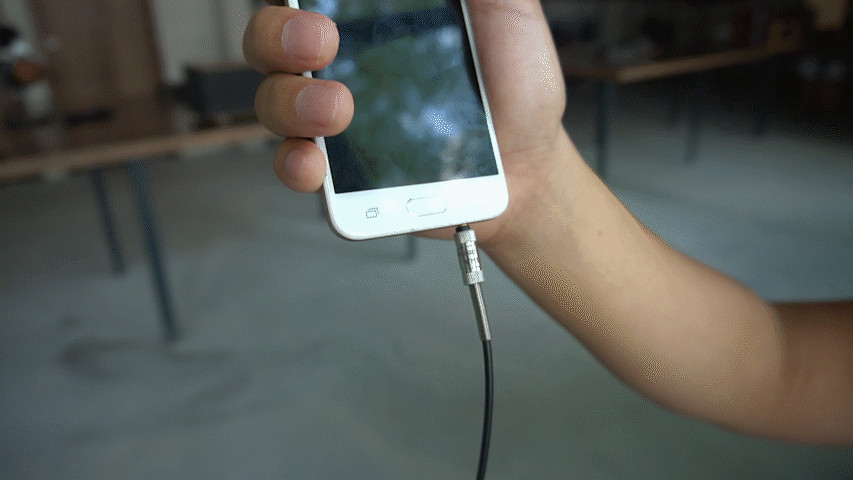 Không nên cuộn dây tai nghe chặt quanh điện thoại hoặc máy nghe nhạc