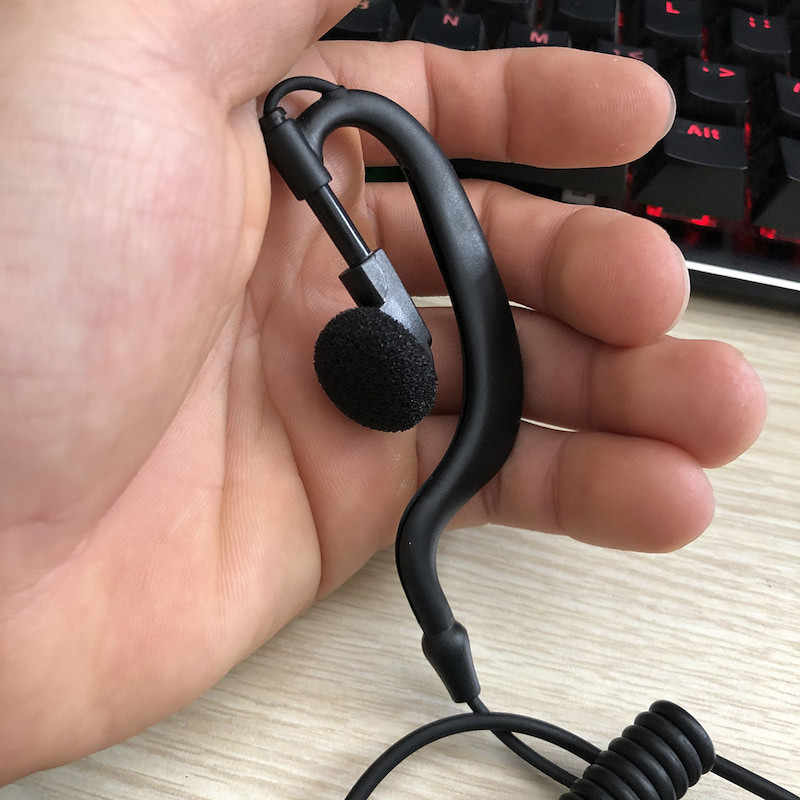 Tai nghe máy bộ đàm là thiết bị hỗ trợ liên lạc đắc lực trong nhiều ngành nghề