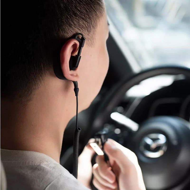 Thao tác đeo tai nghe bộ đàm cần tuân thủ các bước để đảm bảo độ bền và thẩm mỹ