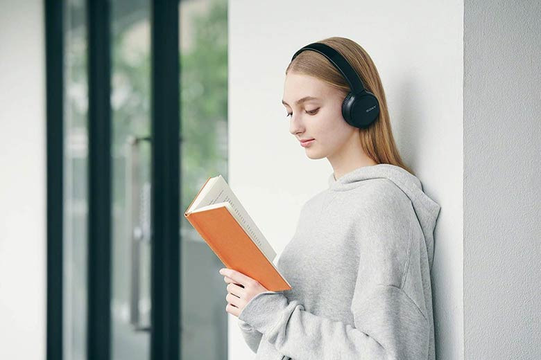 Đèn báo trên tai nghe cũng giúp nhận biết trạng thái pin