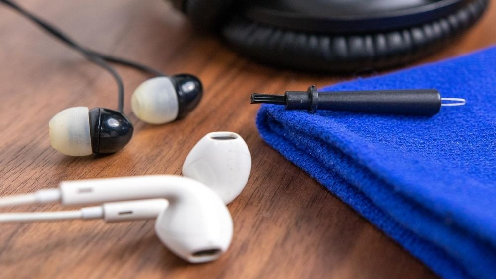 Vệ sinh tai nghe thường xuyên