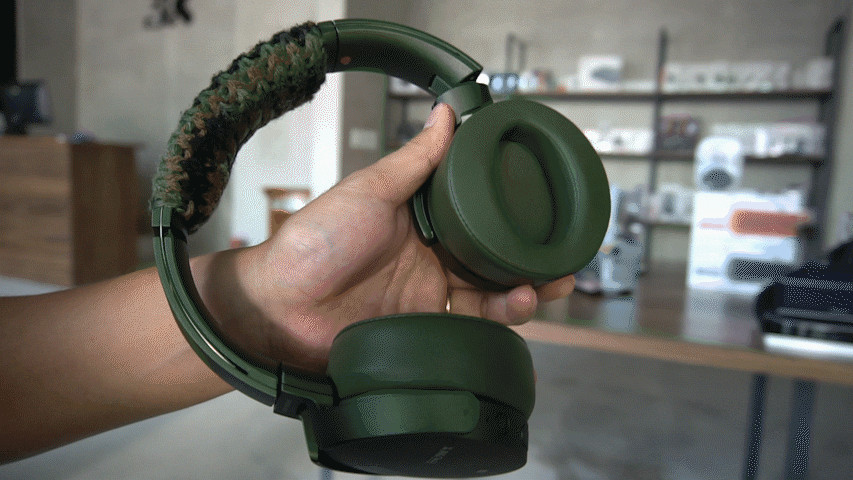 Dùng khăn mềm lau nhẹ nhàng đệm tai nghe với dung dịch làm sạch phù hợp