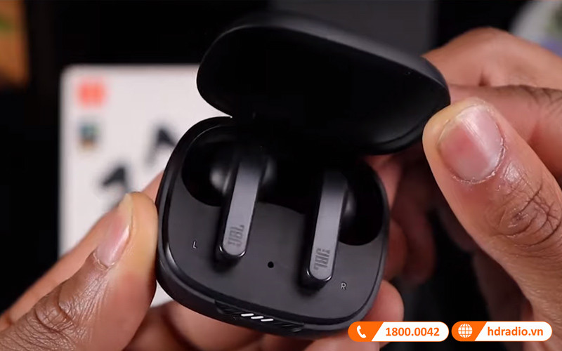 Sạc đầy pin cho tai nghe bluetooth trước khi kết nối