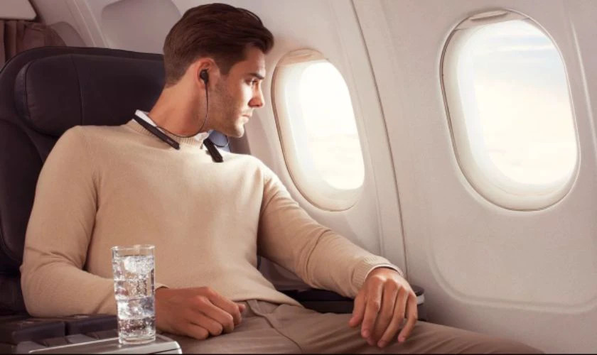 Lên máy bay có được đeo tai nghe bluetooth không