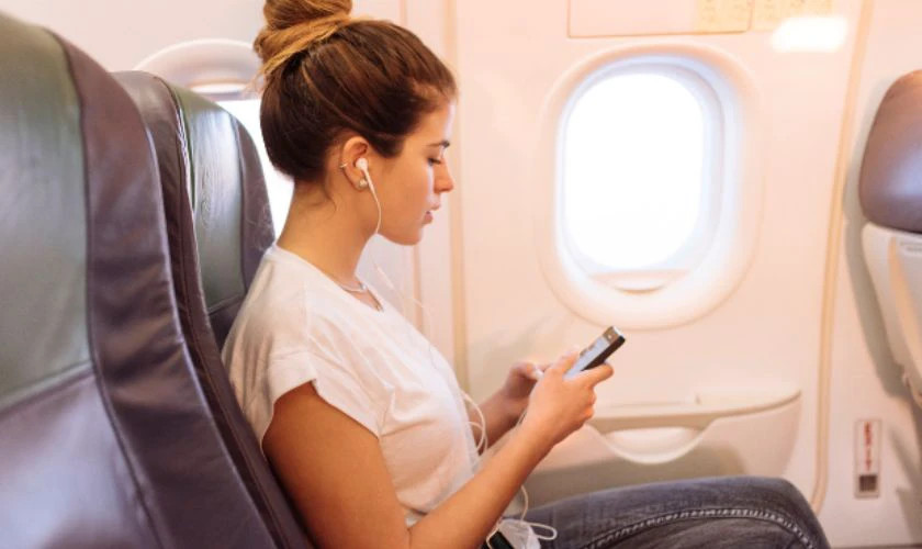 Tìm hiểu Lên máy bay có được đeo tai nghe bluetooth không