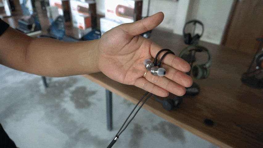 Cuốn dây lỏng tay theo vòng tròn để tránh gãy gập lõi dây