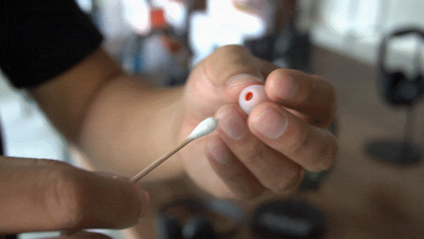 Vệ sinh kỹ phần ống dẫn âm của tai nghe in-ear để loại bỏ ráy tai