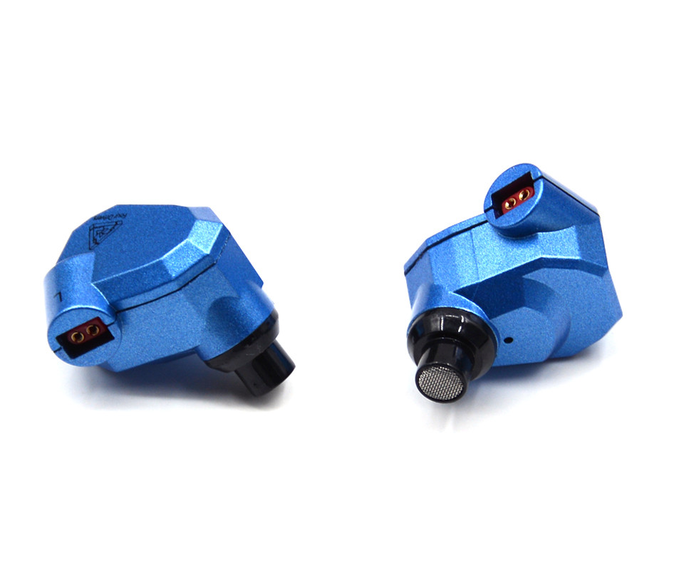 Một cặp tai nghe KZ ZS5 màu đen đặt trên bề mặt màu sáng