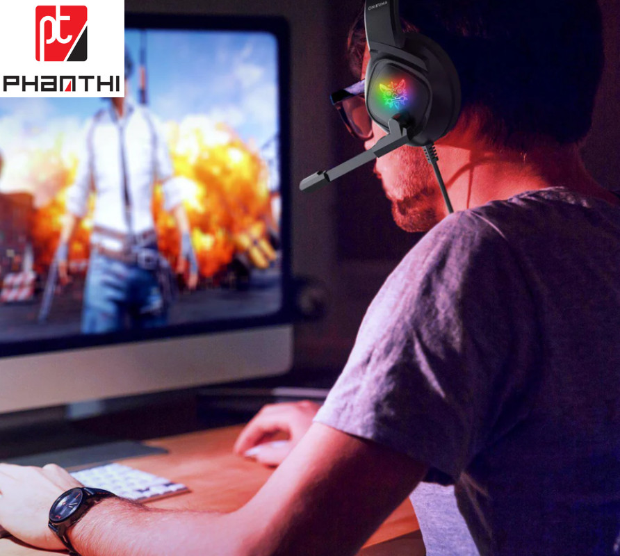 Người dùng đang đeo tai nghe chụp tai với phần đệm tai lớn