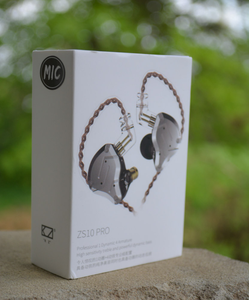 Hộp đựng KZ ZS10 PRO với thiết kế tối giản, tông màu trắng