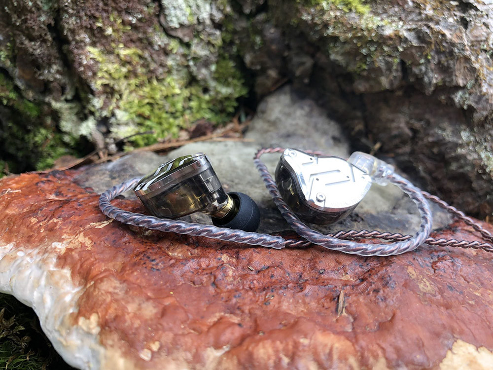 Cận cảnh housing trong suốt của KZ ZS10 PRO