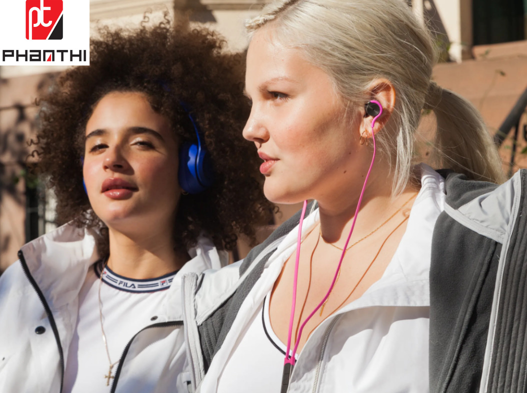 Tai nghe chụp tai và nhét tai được đặt cạnh nhau để so sánh