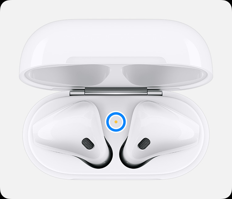 Đèn trạng thái màu hổ phách nằm bên dưới nắp hộp sạc AirPods 1 và AirPods 2.