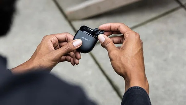 Hộp sạc của tai nghe Bose QuietComfort Earbuds II cung cấp thêm 3 lần sạc