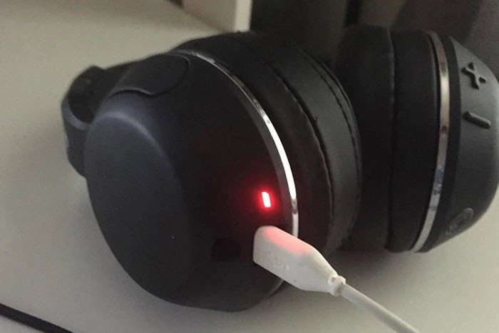 Cách sạc tai nghe Bluetooth không có hộp sạc thông qua máy tính/laptop