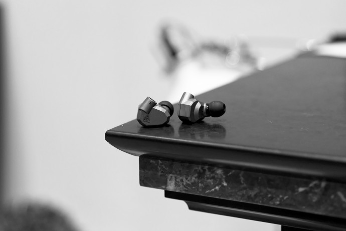 Tai nghe KZ ZS5 màu xanh đang được tháo cáp