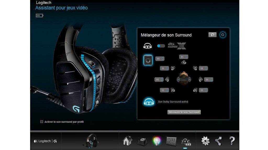 Ảnh cận cảnh một game thủ đang sử dụng tai nghe Logitech G933 Artemis Spectrum trong khi chơi game