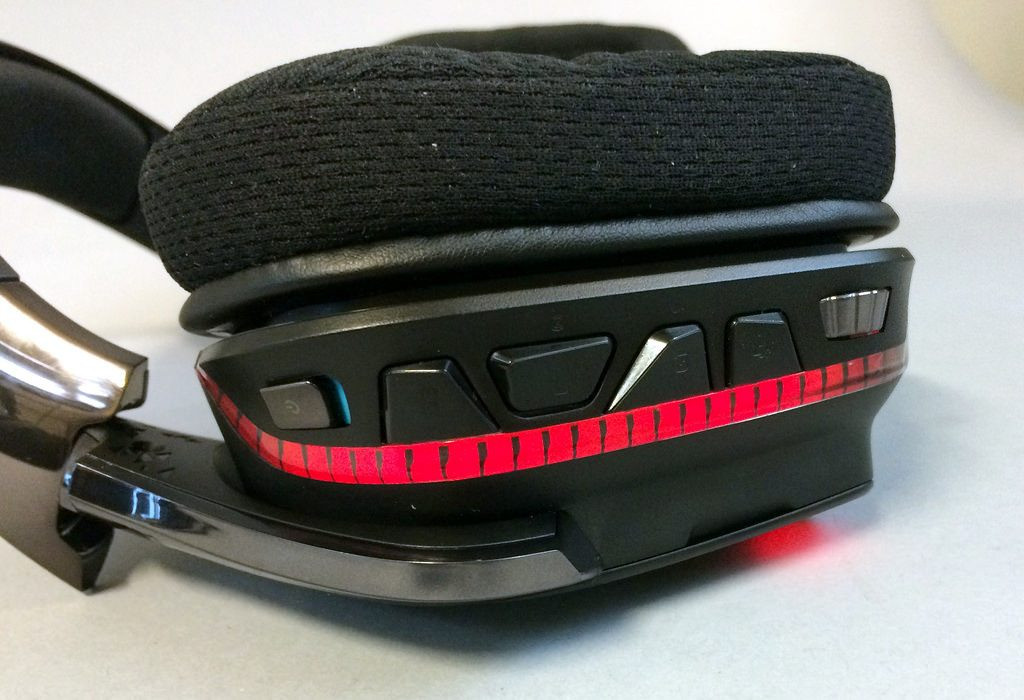 Giao diện phần mềm Logitech G HUB cho phép tùy chỉnh các nút chức năng của tai nghe Logitech G933 Artemis Spectrum