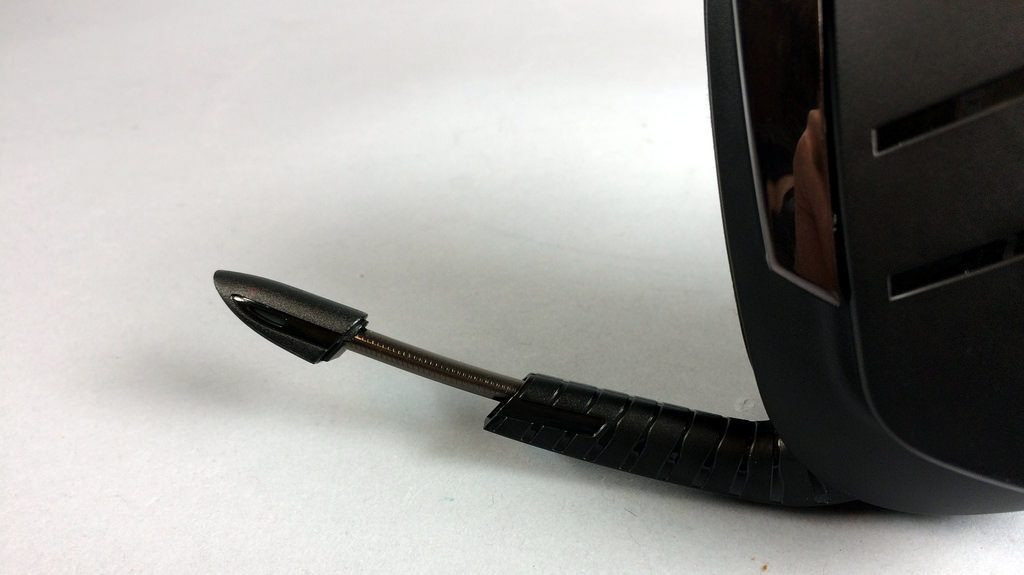 Mô tả chi tiết micro dạng cần gạt có thể ẩn đi trên tai nghe Logitech G933 Artemis Spectrum