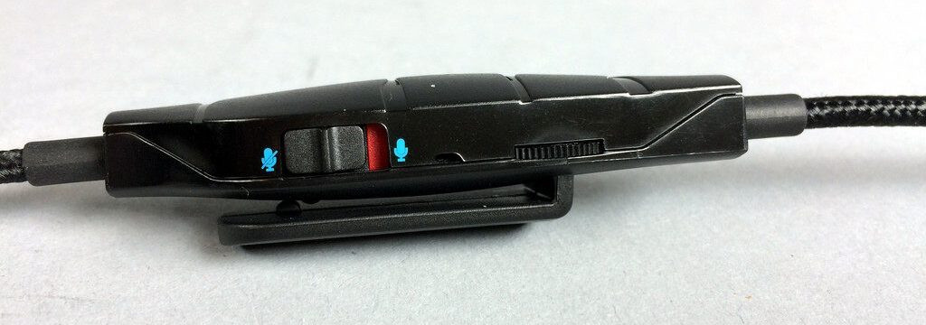 Nút điều khiển âm lượng và các cổng kết nối trên tai nghe Logitech G933 Artemis Spectrum