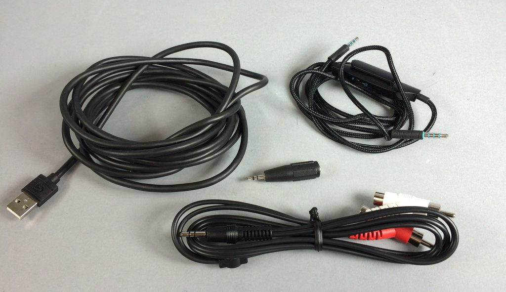 Mô tả các phụ kiện đi kèm Logitech G933 Artemis Spectrum, bao gồm dây cáp và bộ thu USB không dây